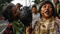 Lomba mengigit koin juga digelar oleh warga Pasar Manggis, Jakarta Selatan.