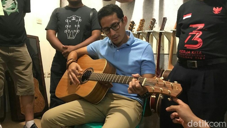 Jreng... Sandiaga Uno Dapat Gitar dari Wong Aksan Jreng... Sandiaga Uno Dapat Gitar dari Wong Aksan