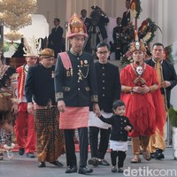 Tampan dan gagahnya Jan Ethes saat memakai setelan jas beskap warna hitam yang dipadu sarung songket, saat perayaan Kemerdekaan Republik Indonesia pada 17 Agustus 2018 lalu. Foto: Andhika Prasetya/detkcom
