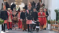 Jokowi dan Jan Ethes tampak mengenakan pakaian adat. Selain itu, ayah Jan Ethes, Gibran Rakabuming juga tampak di lokasi.