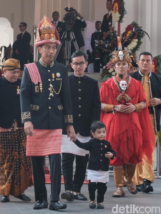 Tampan dan gagahnya Jan Ethes saat memakai setelan jas beskap warna hitam yang dipadu sarung songket, saat perayaan Kemerdekaan Republik Indonesia pada 17 Agustus 2018 lalu. Foto: Andhika Prasetya/detkcom