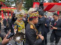 Upacara HUT RI di Istana, Kapolri dan Istri Kompak Berbusana Dayak