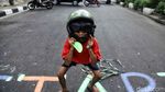 Serunya Lomba Balap Karung Pakai Helm