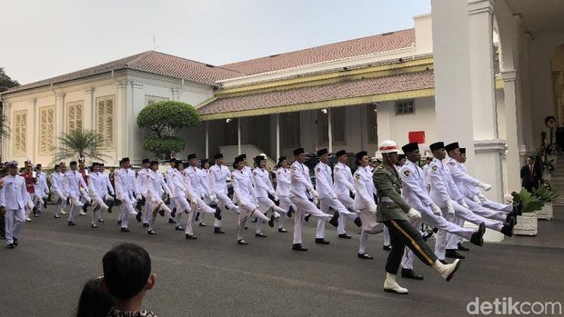 Zanati, Gadis Sumsel Diamanahkan Serahkan Bendera Pusaka ke Jokowi