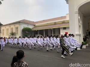 Istana: Paskibraka Berhijab Pakai Celana Panjang, yang Tak Berhijab Pakai Rok