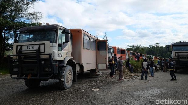 Bus Perang ala Pekerja Tambang  Papua Berkepala Truk  