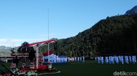 Paskibra melakukan pengibaran bendera merah putih dalam upacara HUT ke-73 RI di markas Freeport, Jumat (17/8/2018).