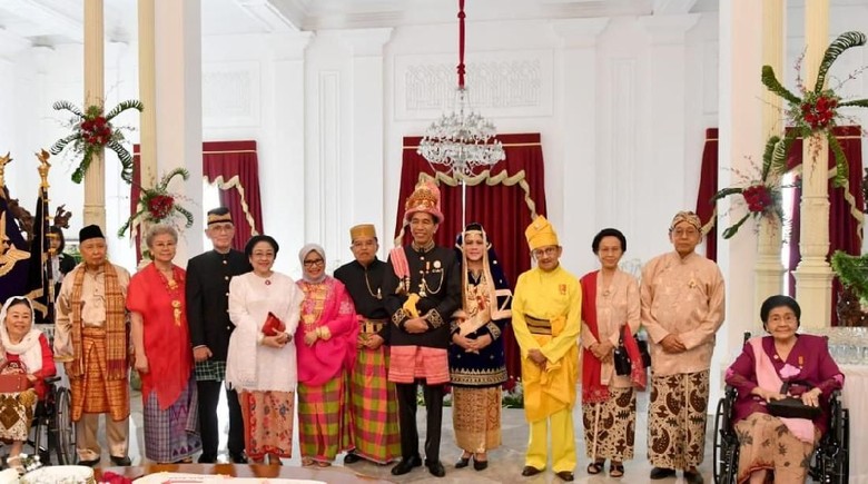 Syukuran HUT RI, Jokowi Ajak Presiden-Wapres Terdahulu Potong Tumpeng