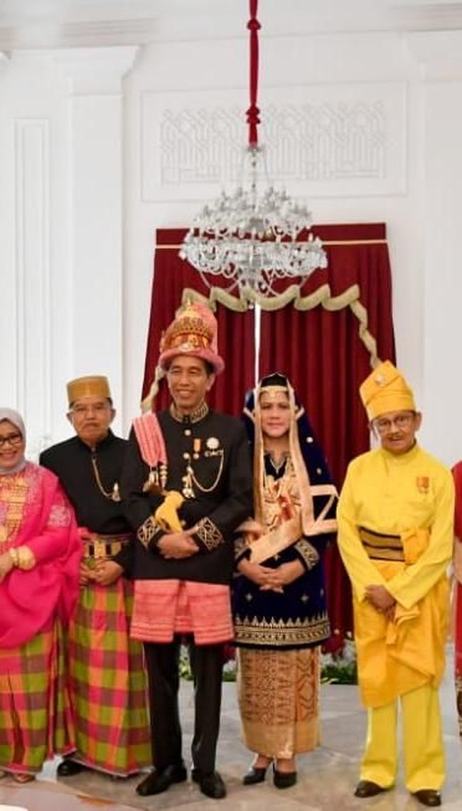 Untuk HUT Ke -73 RI, Iriana Jokowi memilih kebaya hitam khas Minangkabau lengkap dengan songket bernuansa keemasan. (Foto: Laily Rachev/Biro Pers Setpres)