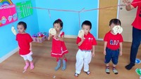 Gemas! Anak-anak dari kelompok bermain ini juga tak mau kalah. Sesekali makan kerupuk, jangan selalu makan permen ya. Foto : instagram @serenitypalem