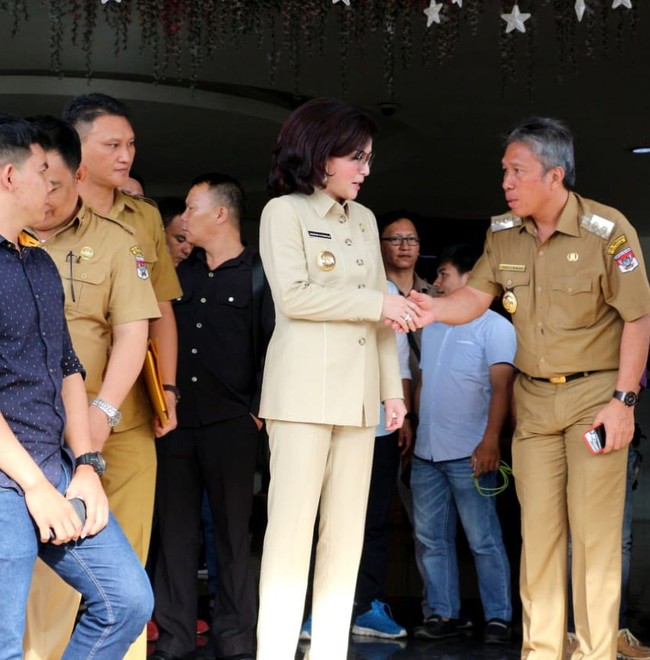 Christiany Eugenia Tetty Paruntu terjun ke dunia politik bisa jadi karena dunia politik sudah akrab di keluarganya. Ayahnya adalah mantan Rektor Universitas Sam Ratulangi, Jopie Tarutu dan ibunya merupakan Ketua DPRD Minahasa Selatan Jenny Y. Tumbuan. Foto: Dok. Instagram Christiany E. Tetty Paruntu