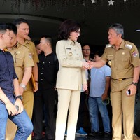 Christiany Eugenia Tetty Paruntu terjun ke dunia politik bisa jadi karena dunia politik sudah akrab di keluarganya. Ayahnya adalah mantan Rektor Universitas Sam Ratulangi, Jopie Tarutu dan ibunya merupakan Ketua DPRD Minahasa Selatan Jenny Y. Tumbuan. Foto: Dok. Instagram Christiany E. Tetty Paruntu