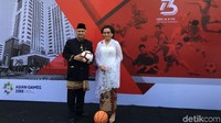 Menteri Keuangan Sri mulyani tampak cantik mengenakan kebaya putih di hari kemerdekaan ini.