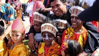 Anak-anak menghadiri upacara HUT RI dengan mengenakan pakaian daerah.