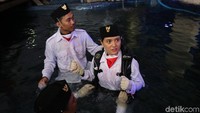 Marsha Aruan tampak bersiap-siap untuk menyelam. Foto: (Ismail/detikHOT)