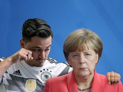 Pria Ini Pakai Photoshop Atasi Bosan di Kantor, Hasilnya?