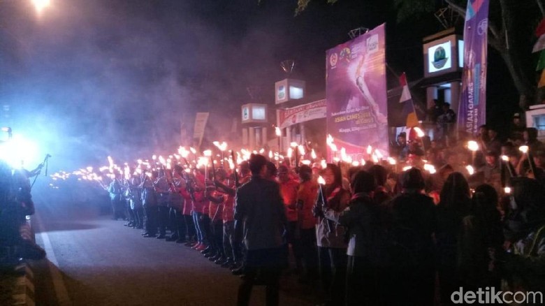 Sambut HUT ke-73 RI, Ribuan Warga Garut Pawai Obor Sambut HUT ke-73 RI, Ribuan Warga Garut Pawai Obor