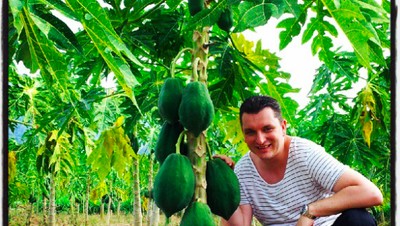 Intip Gaya Suami Bule Maudy Koesnaedi Saat Petik Pepaya hingga Pilih Durian