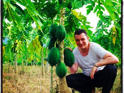 Intip Gaya Suami Bule Maudy Koesnaedi Saat Petik Pepaya hingga Pilih Durian