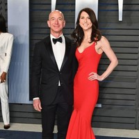 Inilah sosok MacKenzie Bezos, istri dari CEO Amazon, Jeff Bezos yang saat ini menjadi orang terkaya di muka bumi sepanjang sejarah. Kekayaannya mencapai US$ 150 miliar atau Rp 2.100 triliun jika dikonversi ke dalam rupiah (kurs Rp 14.000). (Foto: Dok. Getty Images, Vogue)