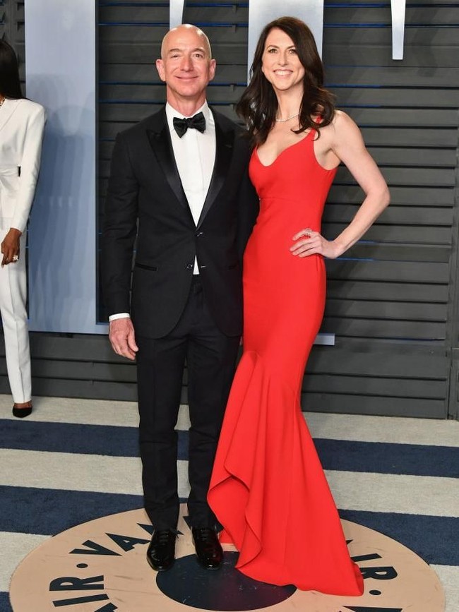 Inilah sosok MacKenzie Bezos, istri dari CEO Amazon, Jeff Bezos yang saat ini menjadi orang terkaya di muka bumi sepanjang sejarah. Kekayaannya mencapai US$ 150 miliar atau Rp 2.100 triliun jika dikonversi ke dalam rupiah (kurs Rp 14.000). (Foto: Dok. Getty Images, Vogue)