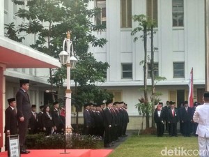 Didampingi Istri, Jonan Upacara di Kementerian ESDM