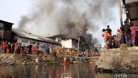 Kebakaran ini terjadi sekitar pukul 14.55 WIB.