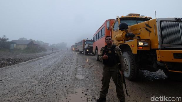 Bus Perang ala Pekerja Tambang  Papua Berkepala Truk  