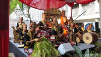 Pemusik tradisional yang ikut memeriahkan perayaan HUT ke-73 RI juga berbusana tradisional.
