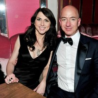 Dan kepada Vogue, MacKenzie mengungkapkan apa yang membuatnya kemudian nekat mendekati Jeff duluan. “Ruangan kerjaku bersebelahan dengan ruangannya dan sepanjang hari aku mendengarkan suara tertawanya yang menyenangkan. Bagaimana mungkin kamu tidak jatuh cinta pada suara tawa itu,” katanya. Jatuh cinta pada suara tertawa Jeff, MacKenzie dengan berani melakukan pendekatan dan mengajak pria terkaya itu makan siang. (Foto: Dok. Getty Images, Vogue)