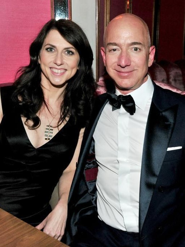 Dan kepada Vogue, MacKenzie mengungkapkan apa yang membuatnya kemudian nekat mendekati Jeff duluan. “Ruangan kerjaku bersebelahan dengan ruangannya dan sepanjang hari aku mendengarkan suara tertawanya yang menyenangkan. Bagaimana mungkin kamu tidak jatuh cinta pada suara tawa itu,” katanya. Jatuh cinta pada suara tertawa Jeff, MacKenzie dengan berani melakukan pendekatan dan mengajak pria terkaya itu makan siang. (Foto: Dok. Getty Images, Vogue)