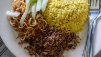 ni nasibkuning Jogja dengan lauk telor balado, serundeng dan mie goreng. Foto: Instagram @voilajogja