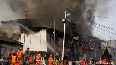 Warga Mangga Besar Gotong-royong Padamkan Kebakaran