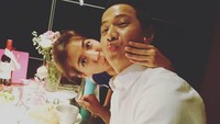 Duh, mesranya! Begini gaya Delon saat makan malam bersama Yeslin tepat di Hari Valentine 2017. I found a strong love in your heart. Love u always my.lovely.wife. May our love will be everlasting always n always, tulis Delon. Foto: Instagram delonthamrin
