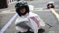 Para peserta diwajibkan memakai helm agar kepalanya tidak terbentur saat terguling.