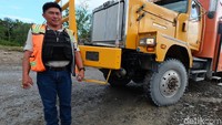 Selain itu, para pengemudi juga dilengkapi armor yang tak kalah lengkap meski sudah berlindung di balik kaca anti peluru. Mereka dibekali dengan kevlar hingga helm anti peluru. Pokoknya ibarat mau terjun ke medan perang.