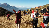 Festival Layang-layang Merah Putih Ramaikan Puncak Gunung Prau