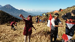 Foto: Aksi 1.000 Layang-layang Merah Putih di Gunung Prau