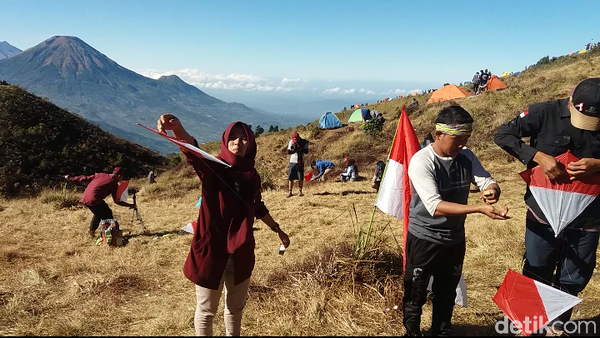 Foto: Aksi 1.000 Layang-layang Merah Putih di Gunung Prau