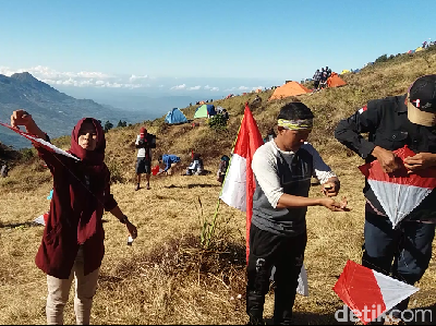 Foto: Aksi 1.000 Layang-layang Merah Putih di Gunung Prau Foto: Aksi 1.000 Layang-layang Merah Putih di Gunung Prau
