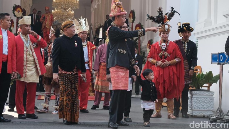 Jokowi Sapa Tamu Undangan Jelang Upacara Bendera Di Istana