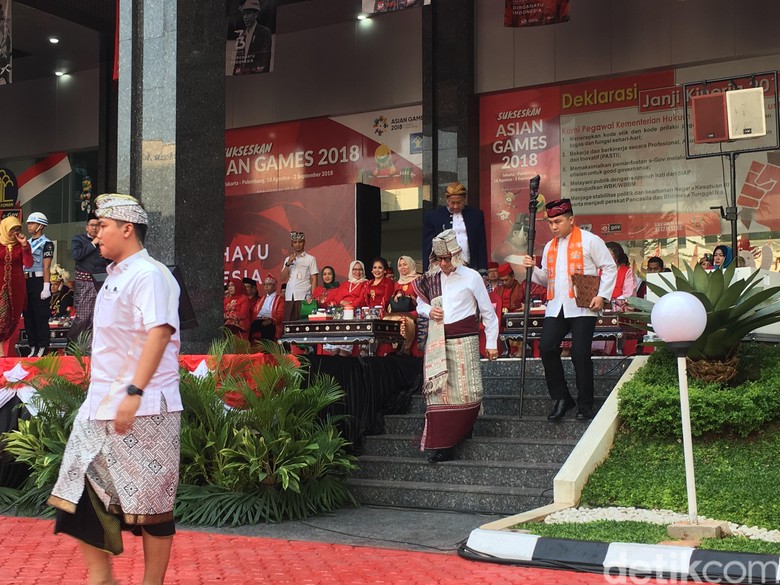 Berbaju Batak, Yasonna Pimpin Upacara HUT ke-73 RI di Kemenkum HAM Berbaju Batak, Yasonna Pimpin Upacara HUT ke-73 RI di Kemenkum HAM