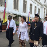 Tampak selendang organdi sulaman tangan dipasangkan dengan kebaya putih Sri Mulyani. Foto: Sylke Febrina Laucereno/detikFinance