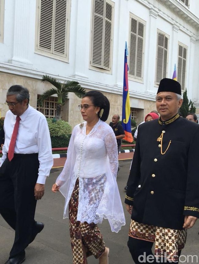 Tampak selendang organdi sulaman tangan dipasangkan dengan kebaya putih Sri Mulyani. Foto: Sylke Febrina Laucereno/detikFinance
