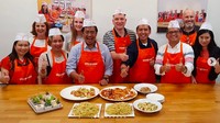 Beberapa bulan lalu, Erik yang menjabat sebagai CEO TelkomTelstra sedang belajar masak bareng. Wah, hidangan apa ya yang dibuat? Foto: Instagram emjkt