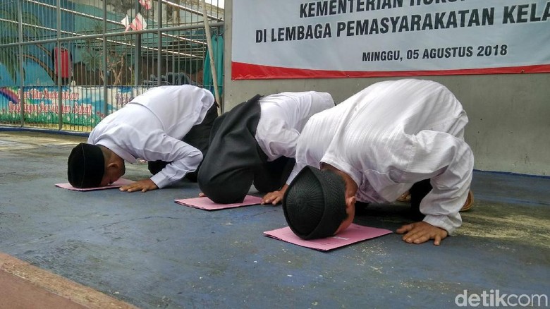 Sujud Syukur Napi Ciamis Bebas di Hari Kemerdekaan Sujud Syukur Napi Ciamis Bebas di Hari Kemerdekaan