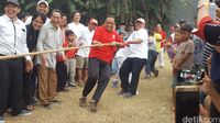 Peringati Kemerdekaan ke-73 RI, Anies Ikut Lomba Tarik Tambang