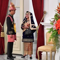 Salah satu kekahasan busana adat Koto Gadang yang dipakai Iriana Jokowi adalah tutup kepalanya. Tutup kepala khas Koto Gadang ini berupa selendang beludru dengan sulaman emas yang biasa disebut tengkuluk talakuang. Selendang tersebut warnanya berbagai macam, ada yang warna cokelat seperti dikenakan Laudya Cynthia Bella saat foto preweddingnya, ada juga yang merah dan biru seperti yang dipakai Iriana. Foto: Laily Rachev/Biro Pers Setpres