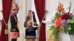 Mesranya Jokowi-Iriana Wefie Pakai Baju Adat Sebelum Upacara