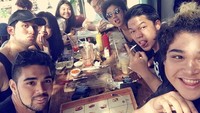 Pesta steak bersama teman-temannya jadi momen seru mengisi waktu luang. Aero yang sudah memenangkan berbagai kejuaraan dunia ini ternyata juga sahabat Chelsea Islan lho. Foto: instagram @aeroaswar